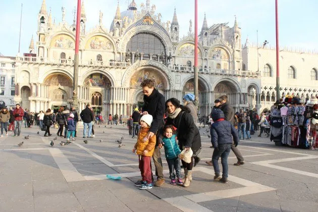 Bambini che partecipano a un laboratorio artistico a Venezia